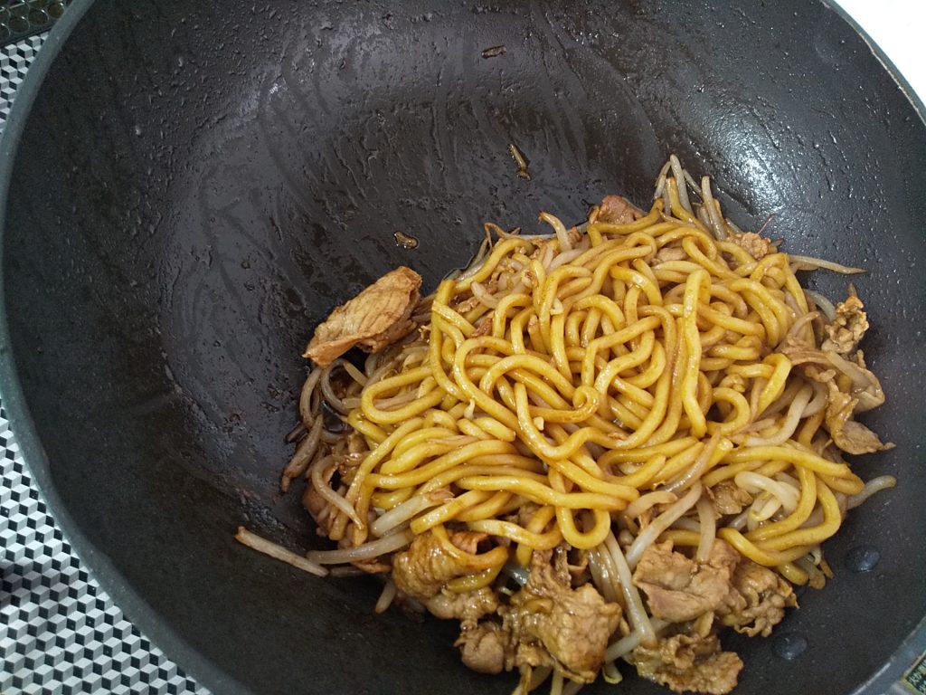 旭屋なみえ焼きそばの美味しい作り方コツ　汁気が飛んでいるか確認